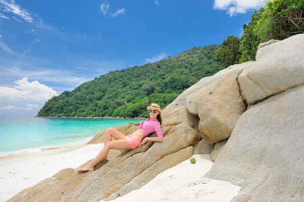 Woman in sunglasses at beach — Stock Photo, Image