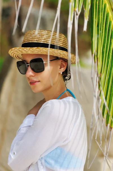 Kadın güneş gözlüğü palmiye ağacının yakınında — Stok fotoğraf