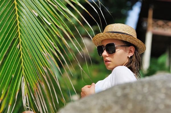 Woman in sunglasses near palm tree — Stock Photo, Image