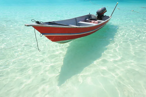 Hermosa playa con barco a motor —  Fotos de Stock