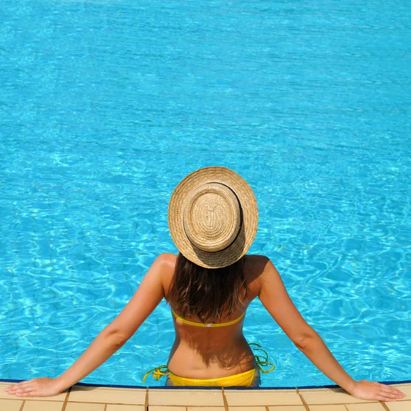 Femme au bord de la piscine — Photo