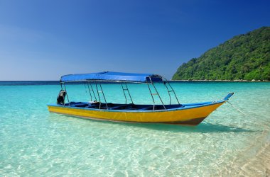Motorlu tekne ile güzel bir plaj