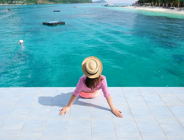 Vrouw aan het strand steiger — Stockfoto