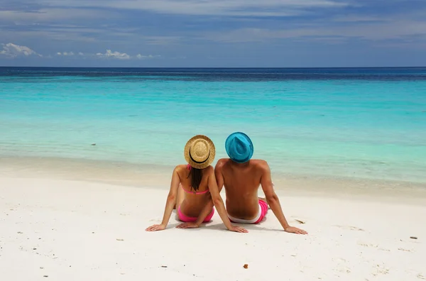 Pareja en una playa — Foto de Stock