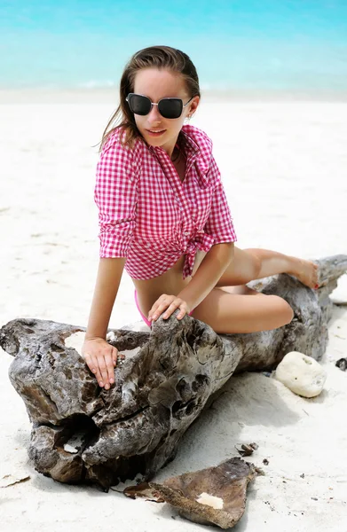 Frau am Strand — Stockfoto