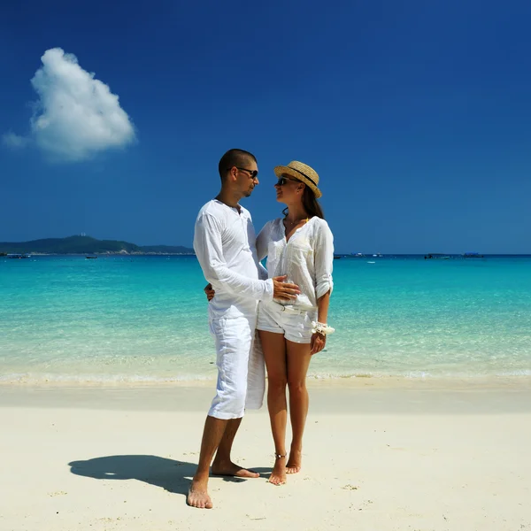 Par i vitt på en strand — Stockfoto