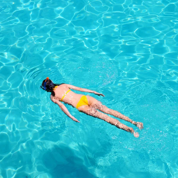 Жінка, підводне плавання — стокове фото