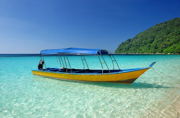 Schöner Strand mit Motorboot — Stockfoto