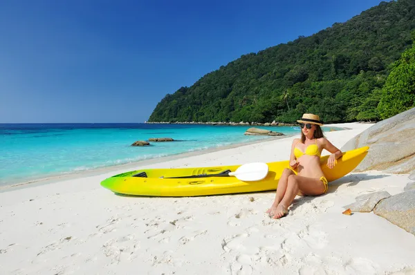 Mujer en gafas de sol en la playa — Foto de Stock