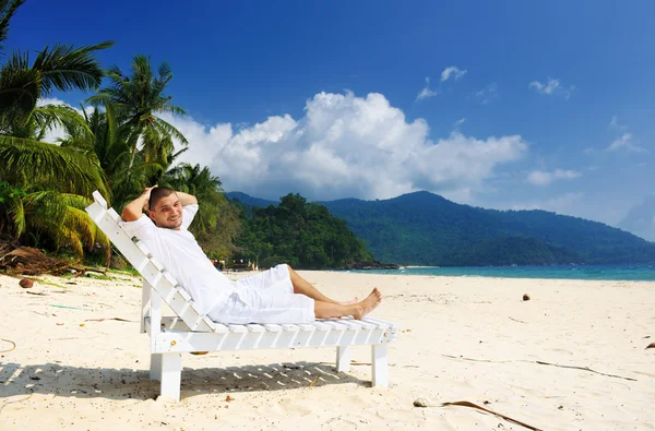 Mann entspannt sich am Strand — Stockfoto