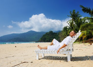 adam bir sahilde rahatlatıcı