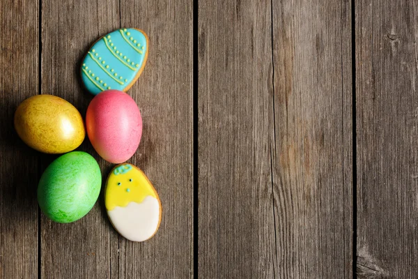 Húsvéti házi mézeskalács cookie-k és a tojás — Stock Fotó