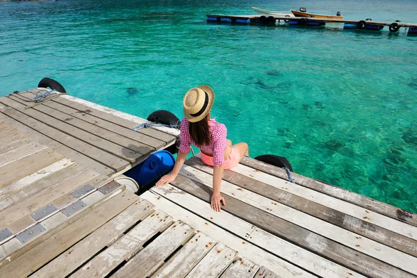 Kvinna på strand brygga — Stockfoto