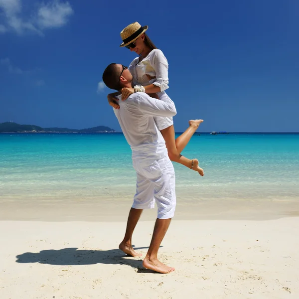 Paar in wit op een strand — Stockfoto