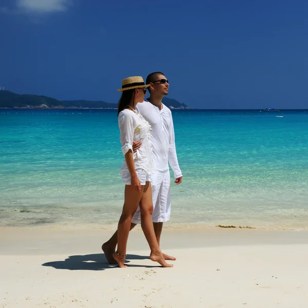 Paar in wit op een strand — Stockfoto