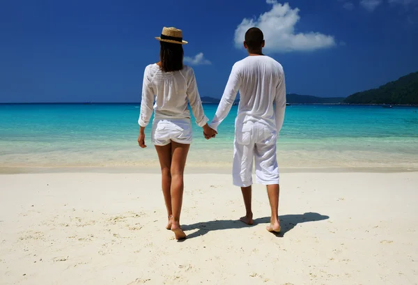 Couple in white on a beach — Stock Photo, Image