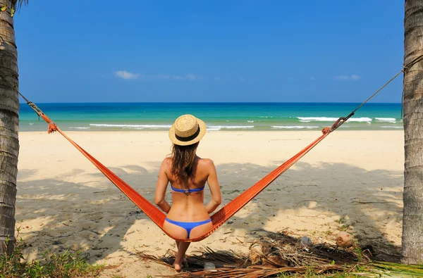 Donna in amaca sulla spiaggia — Foto Stock