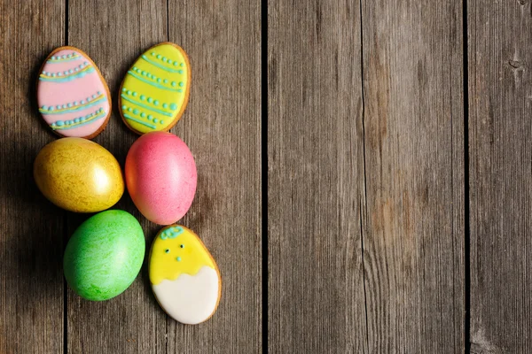 Osterhausgemachte Lebkuchen und Eier — Stockfoto