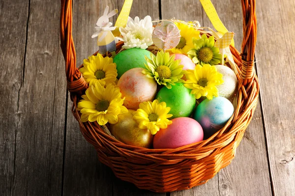 Oeufs de Pâques colorés dans le panier — Photo