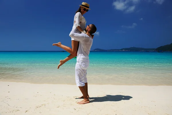 Paar in wit op een strand — Stockfoto