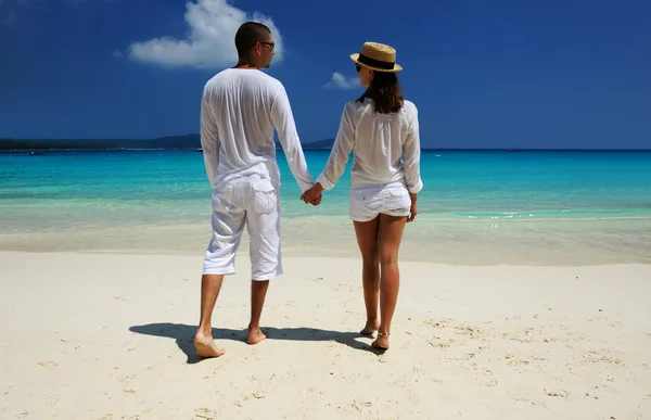 Couple in white on a beach — Stock Photo, Image