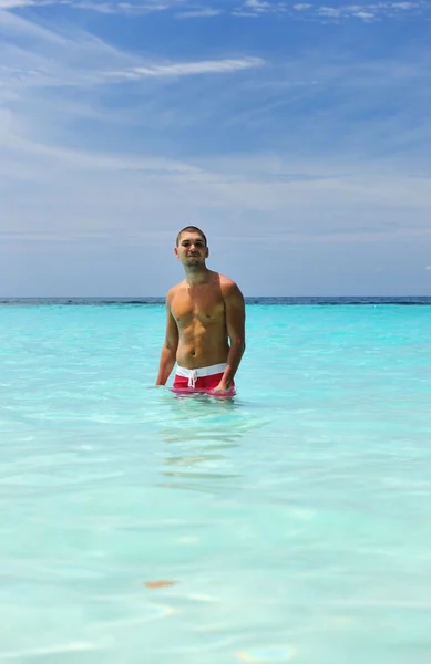 Uomo in spiaggia — Foto Stock