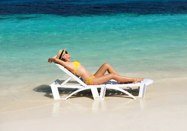 Mädchen an einem Strand — Stockfoto