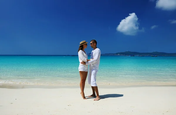 Couple in white on a beach — Stock Photo, Image