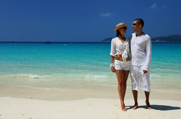 Pareja en blanco en una playa — Foto de Stock