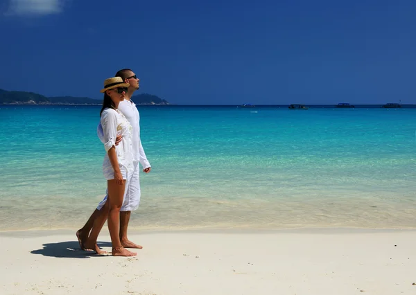 Couple en blanc sur une plage — Photo