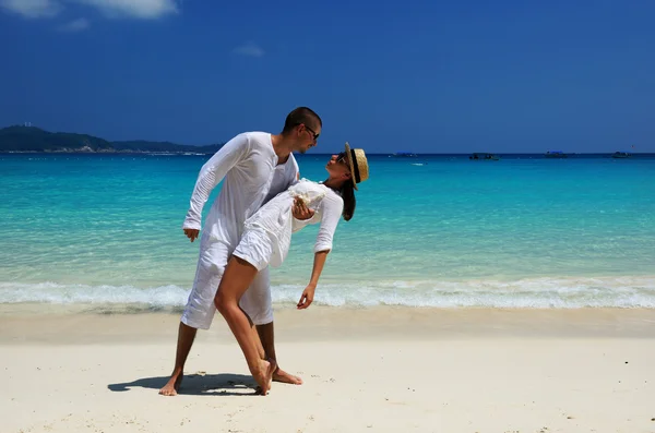 Casal em branco em uma praia — Fotografia de Stock
