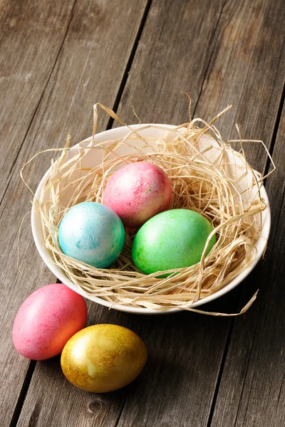 Bunte Ostereier im Nest — Stockfoto