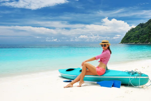 Femme en lunettes de soleil à la plage — Photo