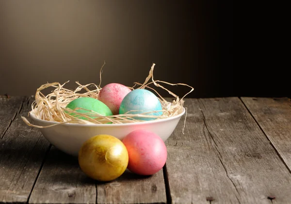 Yuvadaki renkli Paskalya yumurtaları Telifsiz Stok Fotoğraflar