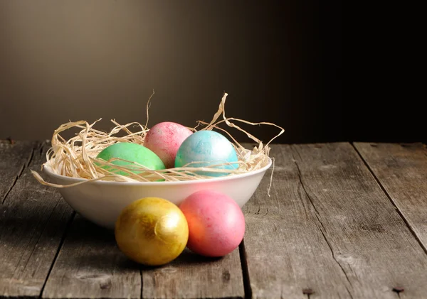 Gekleurde paaseieren in nest Rechtenvrije Stockfoto's