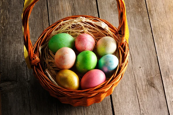 Oeufs de Pâques colorés dans le panier — Photo