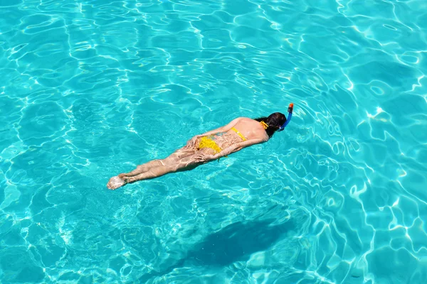 Vrouw snorkelen — Stockfoto