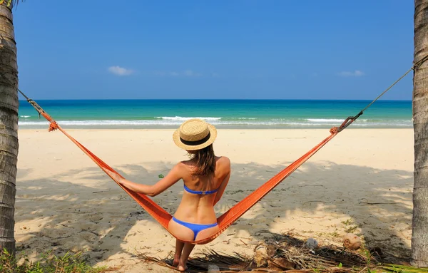 Жінка в гамаку на пляжі — стокове фото