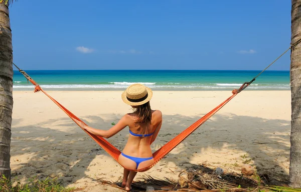 Vrouw in hangmat op beach — Stockfoto