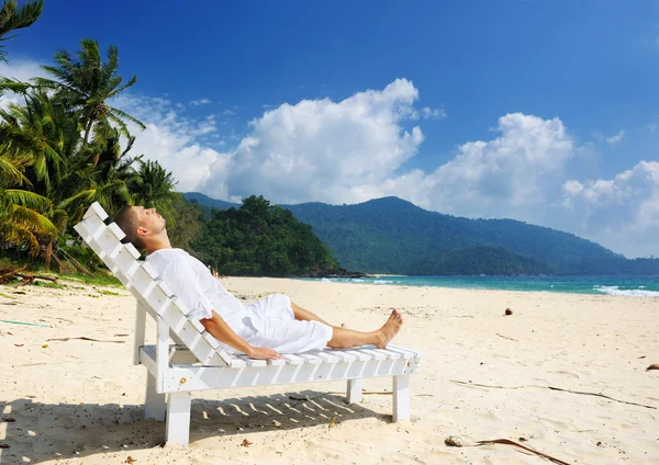 Man ontspannen op een strand — Stockfoto