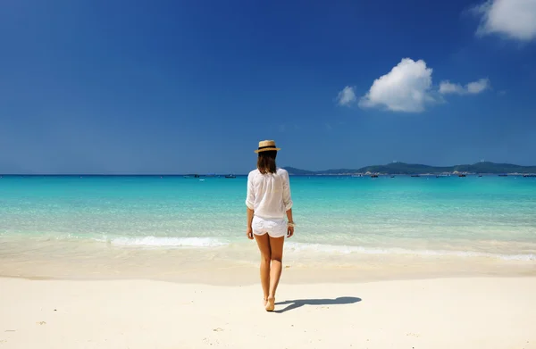 Mulher na praia — Fotografia de Stock