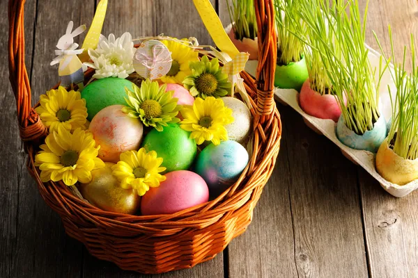 Oeufs de Pâques colorés dans le panier — Photo
