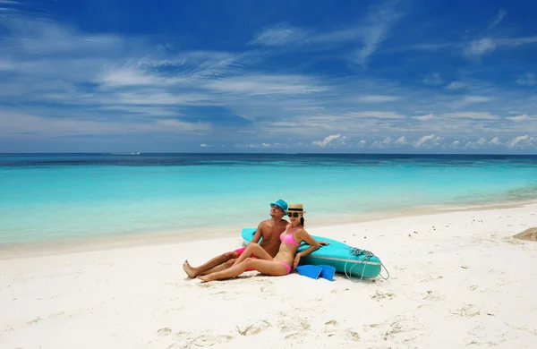 Casal na praia — Fotografia de Stock