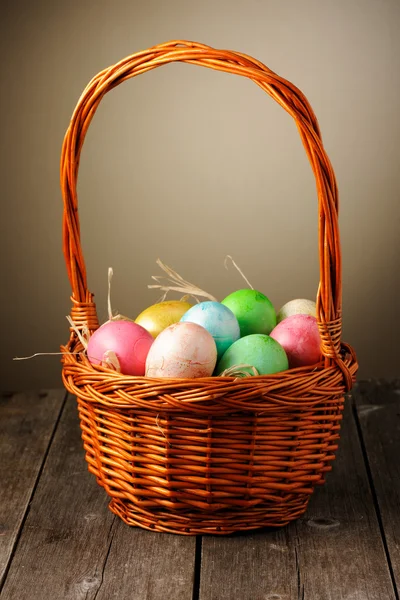 Oeufs de Pâques colorés dans le panier — Photo