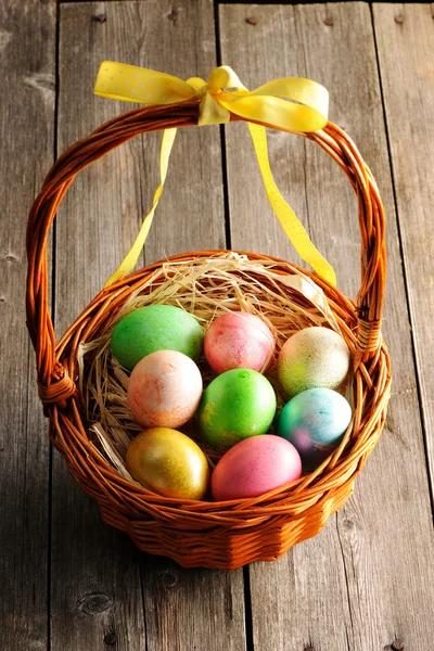 Oeufs de Pâques colorés dans le panier — Photo