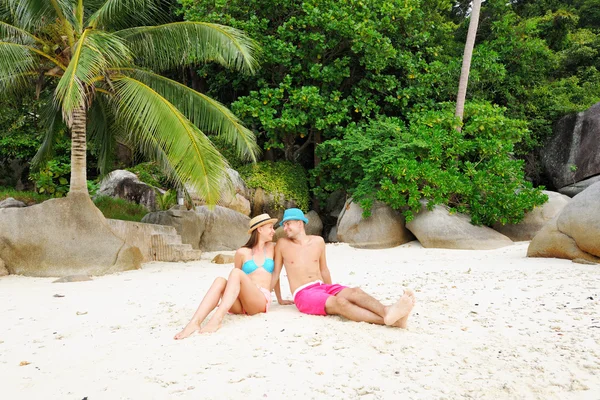 Paar op een strand — Stockfoto