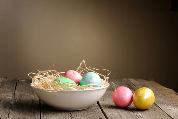 Gekleurde paaseieren in nest Stockfoto