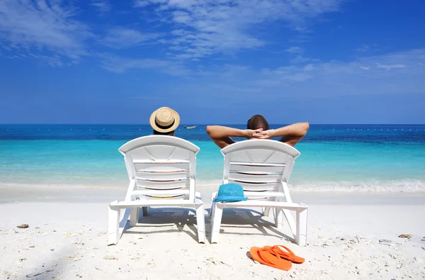 Pareja en una playa —  Fotos de Stock