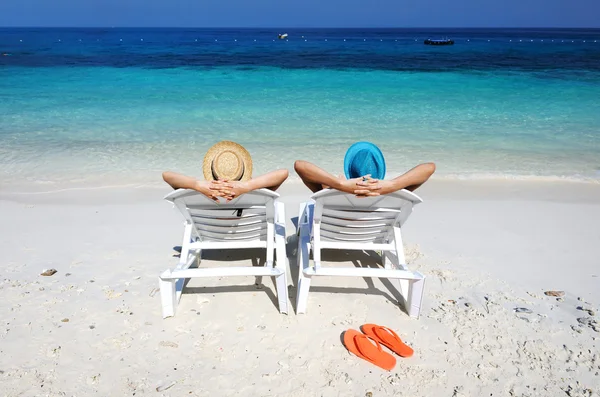 Pareja en una playa —  Fotos de Stock