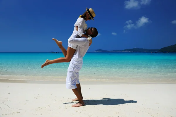 Paar in wit op een strand — Stockfoto